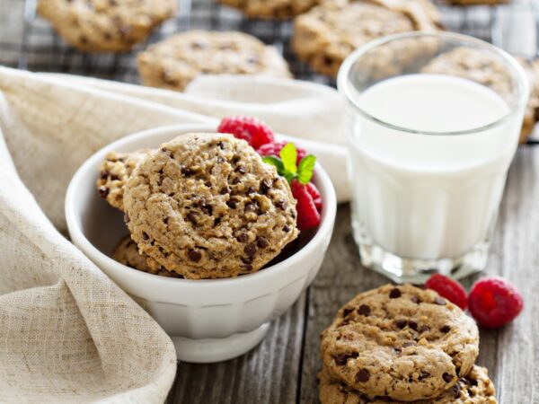 Quais são os benefícios do whey protein em cookies e bolos?